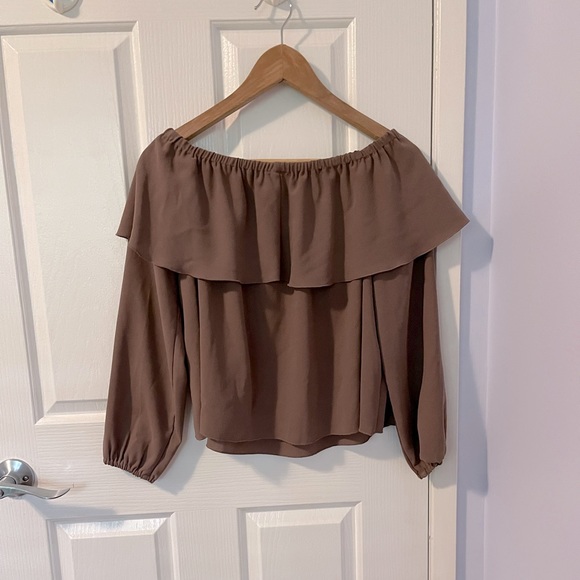 Aritzia Wilfred ruffle off-shoulder blouse - Picture 4 of 5